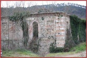 il rudere del bagno ottocentesco di Macereto