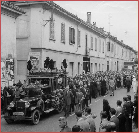 la casa e l'ingresso alla ditta il giorno dei funerali del nonno